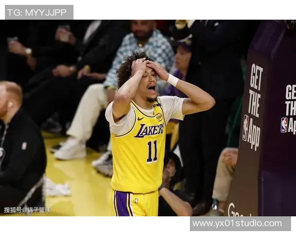 湖人海斯惊艳隔扣瞬间引发全场欢呼展现超强篮球实力