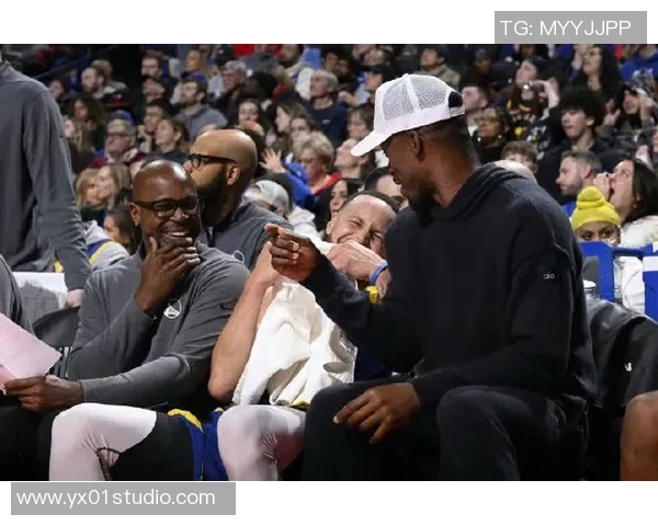 勇士队大胜76人队，总决赛气氛渐浓